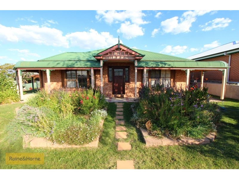 18 Westbourne Drive, Bathurst NSW 2795