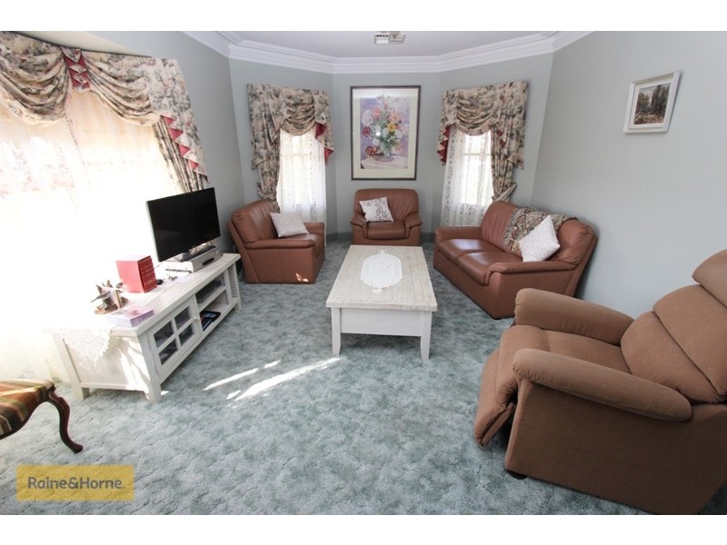 18 Westbourne Drive, Bathurst NSW 2795