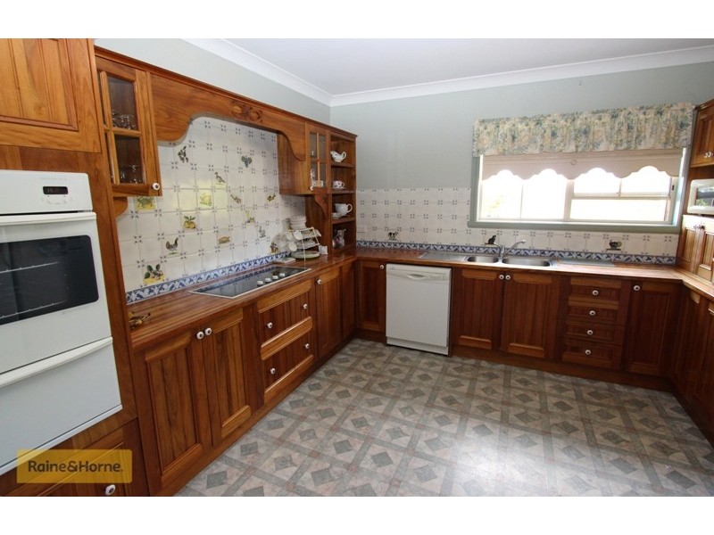 18 Westbourne Drive, Bathurst NSW 2795