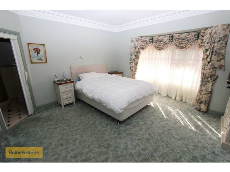 18 Westbourne Drive, Bathurst NSW 2795