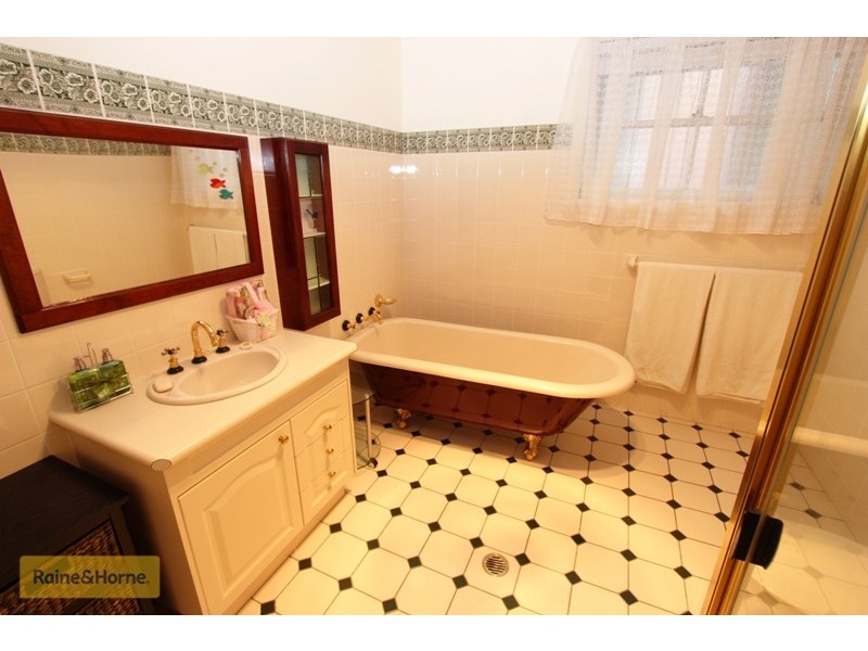 18 Westbourne Drive, Bathurst NSW 2795