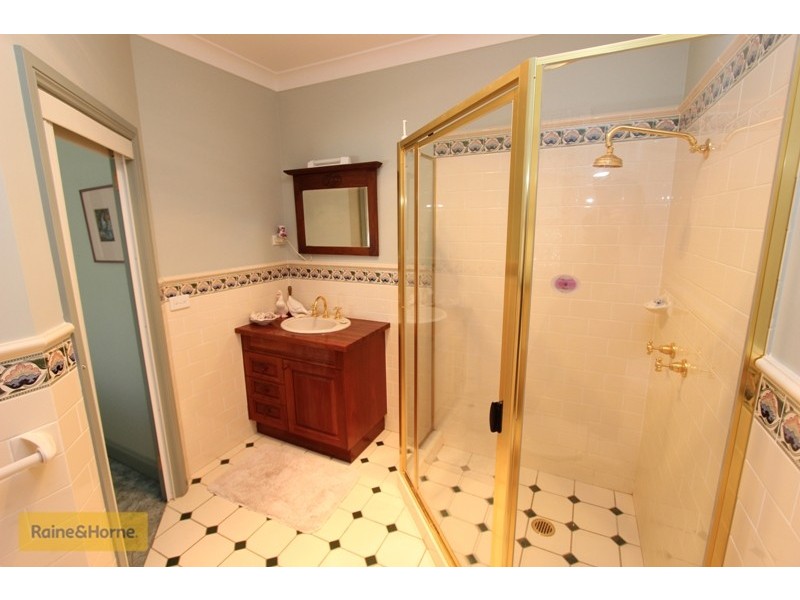 18 Westbourne Drive, Bathurst NSW 2795