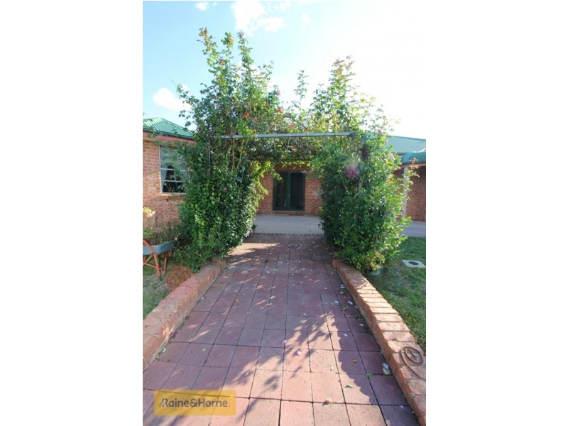 18 Westbourne Drive, Bathurst NSW 2795