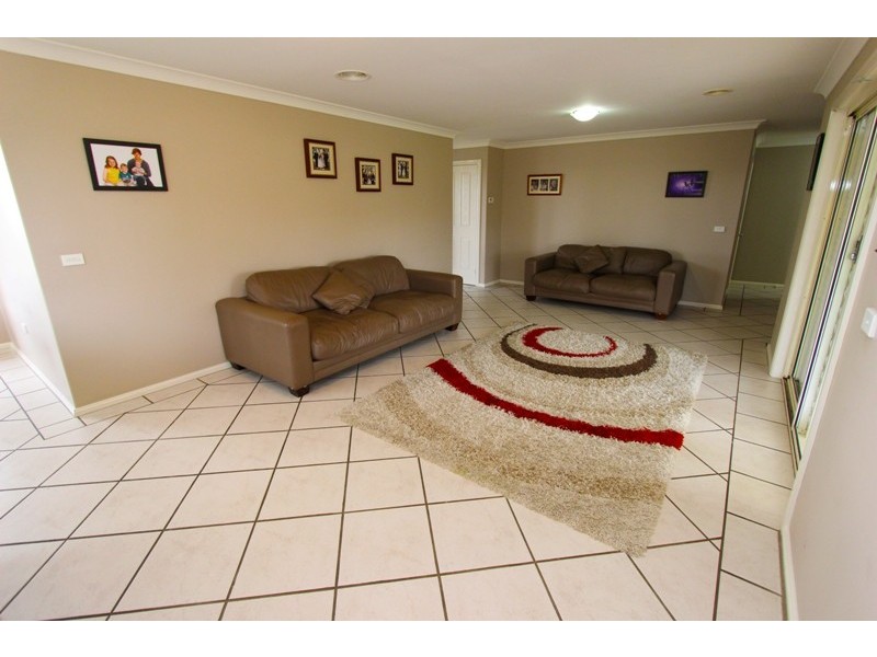 12 Carlyle Ave, Llanarth NSW 2795