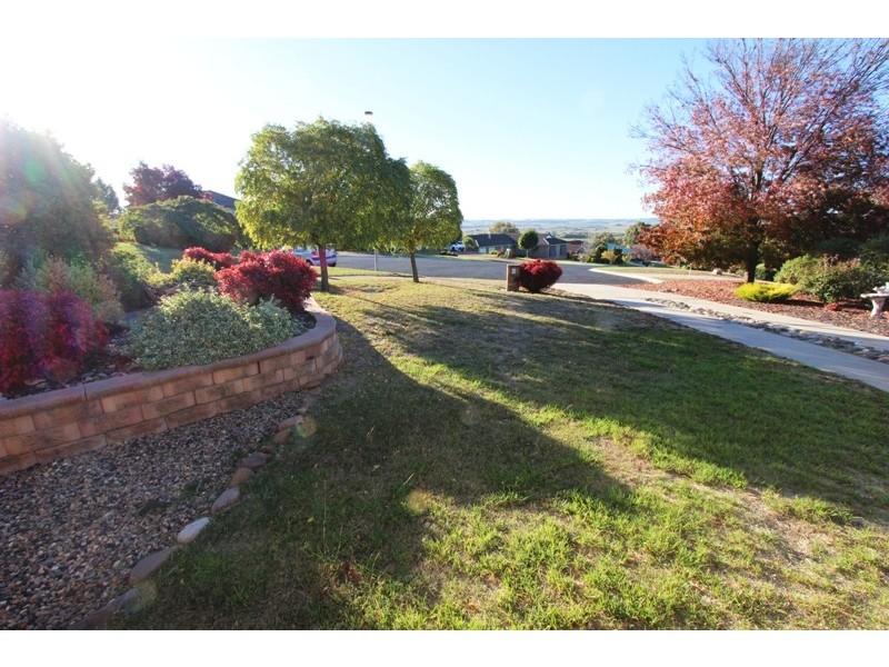 12 Laws Place, West Bathurst NSW 2795