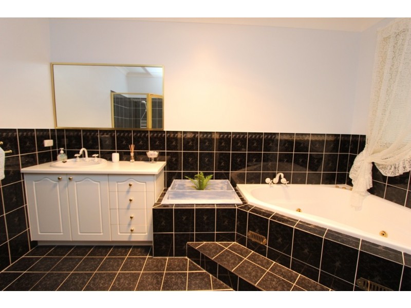7 McLennan Close, Robin Hill NSW 2795