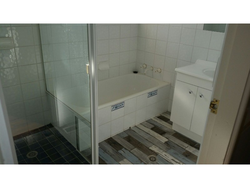 77 College, Bathurst NSW 2795