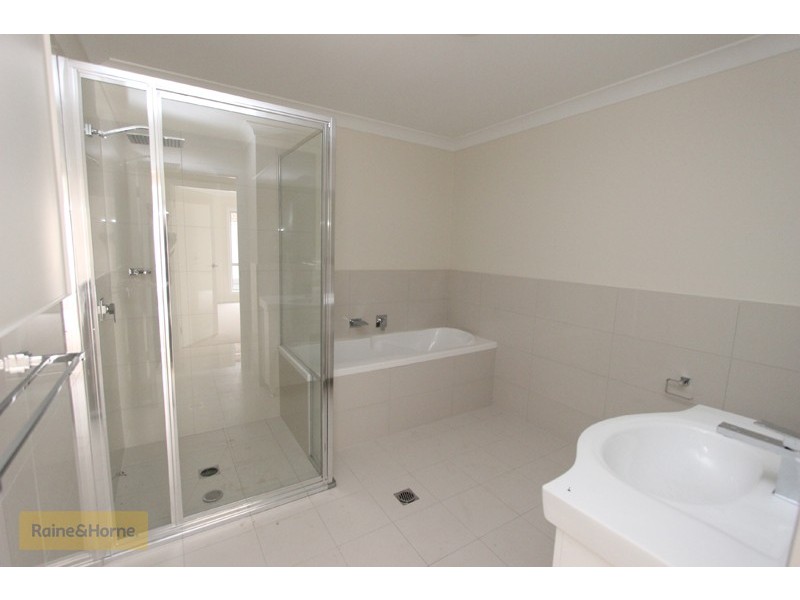 2/40 Wentworth Drive, Kelso NSW 2795