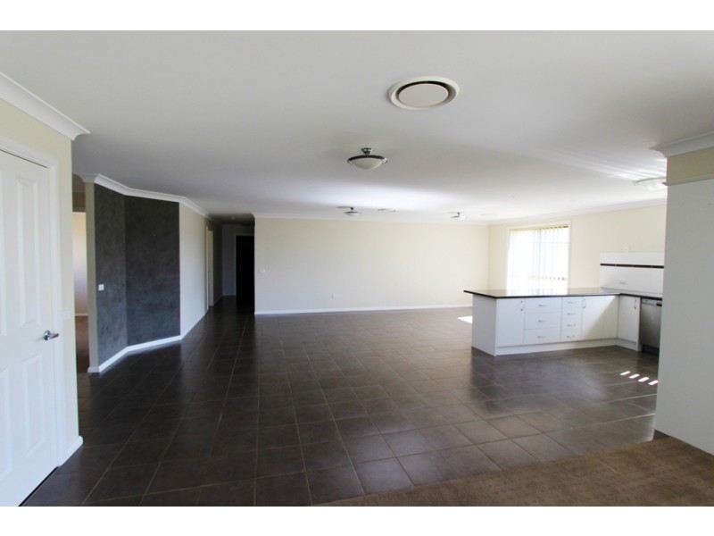 13 Willott Close, Eglinton NSW 2795