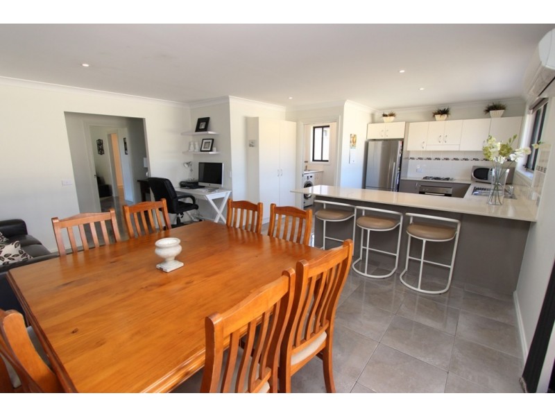 2 Willow Drive, Kelso NSW 2795