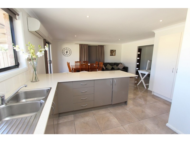 2 Willow Drive, Kelso NSW 2795