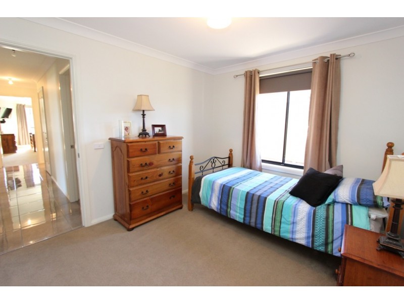 2 Willow Drive, Kelso NSW 2795