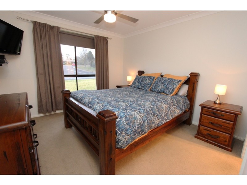 2 Willow Drive, Kelso NSW 2795