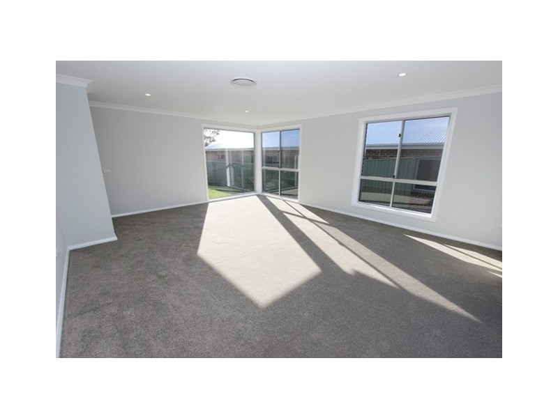 24 Governors Parade, Windradyne NSW 2795