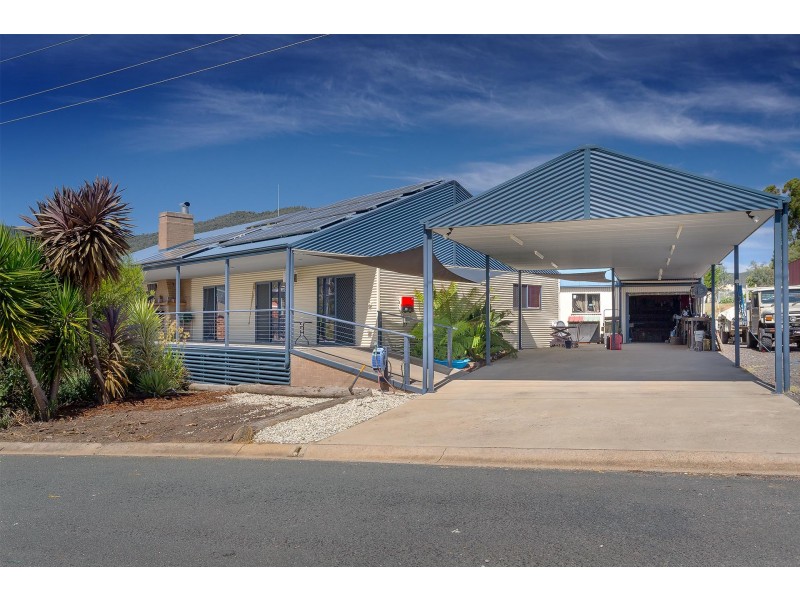 17 Cross Avenue, Dartmouth VIC 3701
