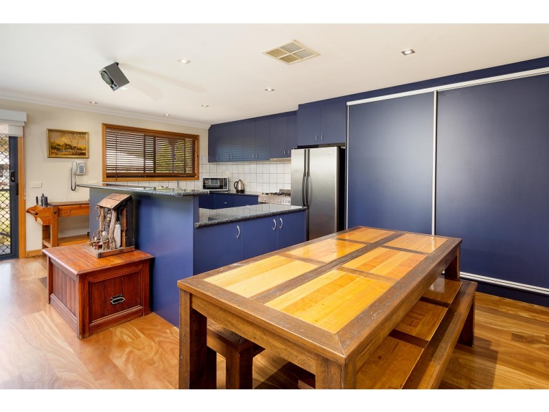 17 Cross Avenue, Dartmouth VIC 3701