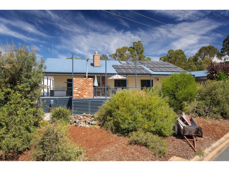 17 Cross Avenue, Dartmouth VIC 3701