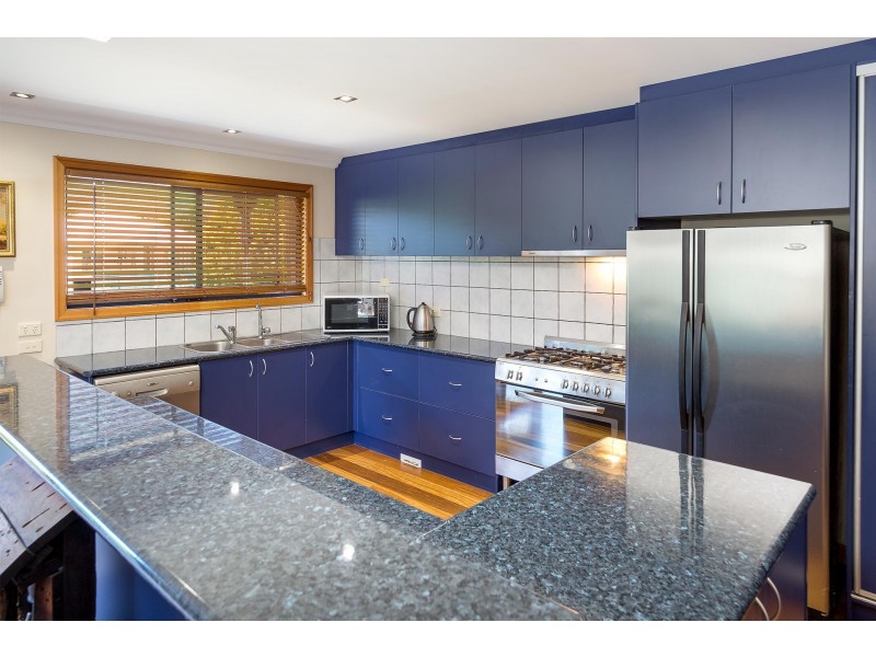 17 Cross Avenue, Dartmouth VIC 3701