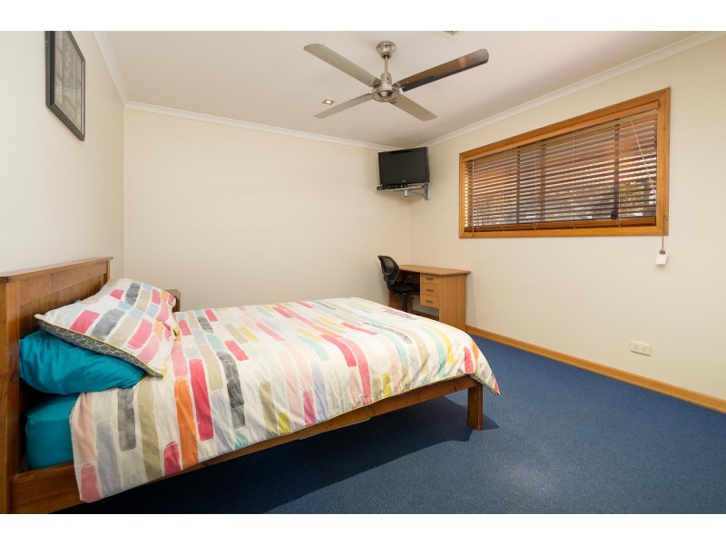 17 Cross Avenue, Dartmouth VIC 3701
