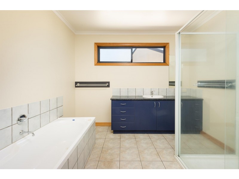 17 Cross Avenue, Dartmouth VIC 3701