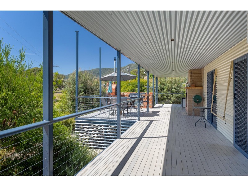 17 Cross Avenue, Dartmouth VIC 3701