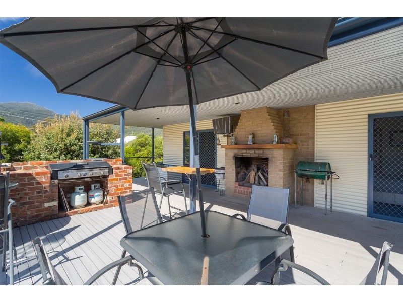 17 Cross Avenue, Dartmouth VIC 3701