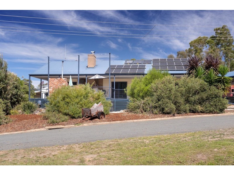 17 Cross Avenue, Dartmouth VIC 3701