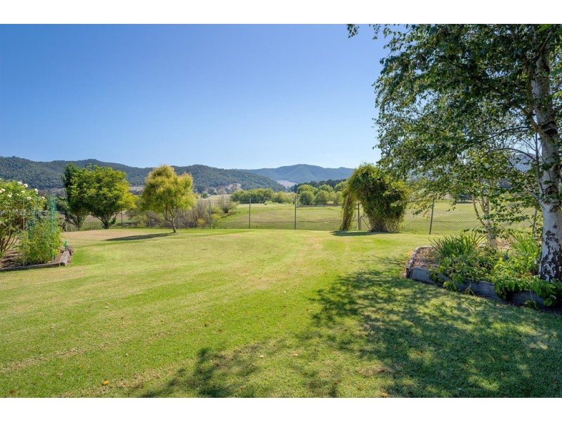 6 Drummond Street, Eskdale VIC 3701