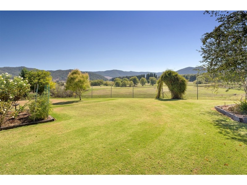 6 Drummond Street, Eskdale VIC 3701