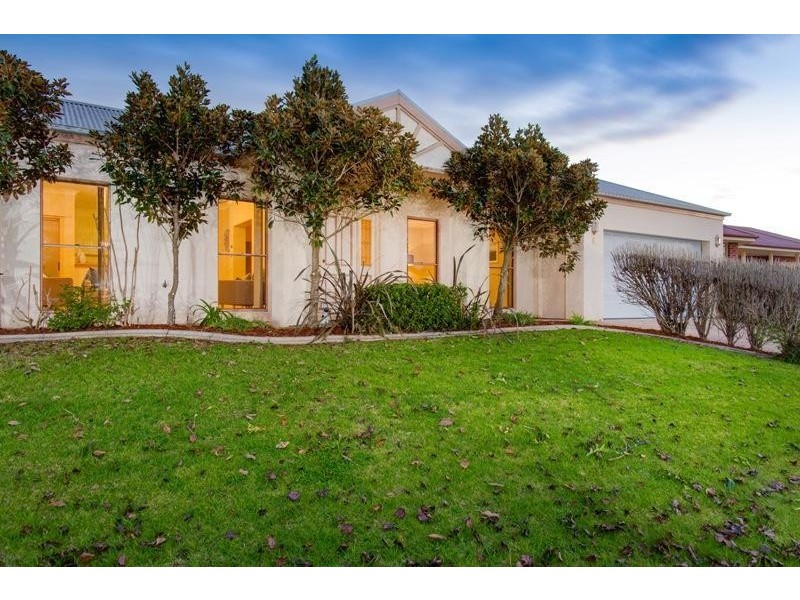 8 Oatlands Fairway, West Wodonga VIC 3690