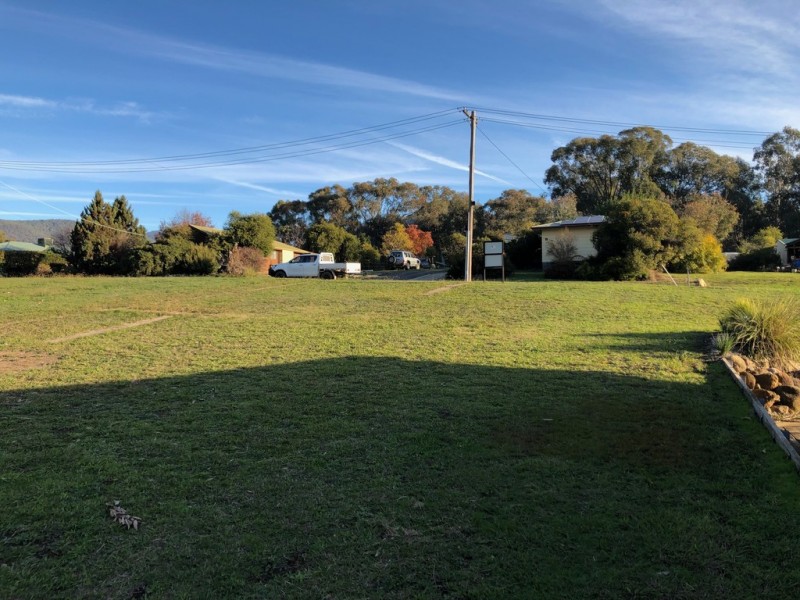 8 Cross Avenue, Dartmouth VIC 3701