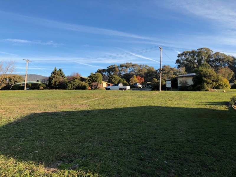 8 Cross Avenue, Dartmouth VIC 3701