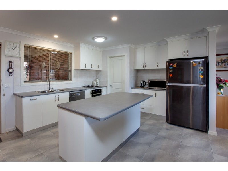 14 Gilson Place, Howlong NSW 2643