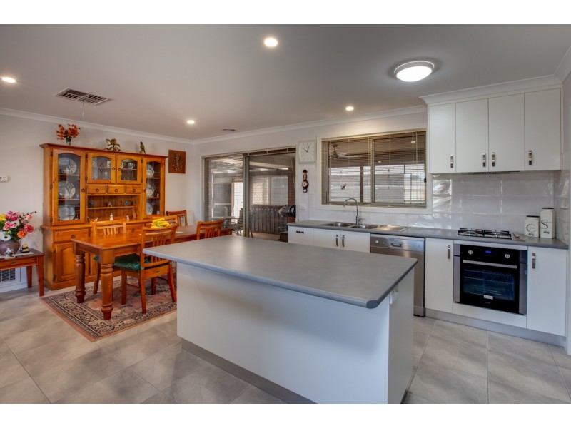 14 Gilson Place, Howlong NSW 2643
