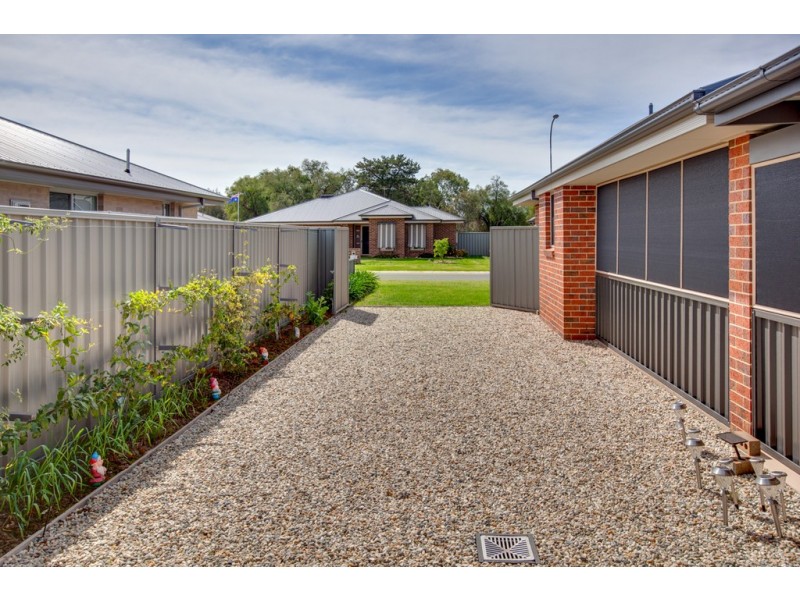 14 Gilson Place, Howlong NSW 2643