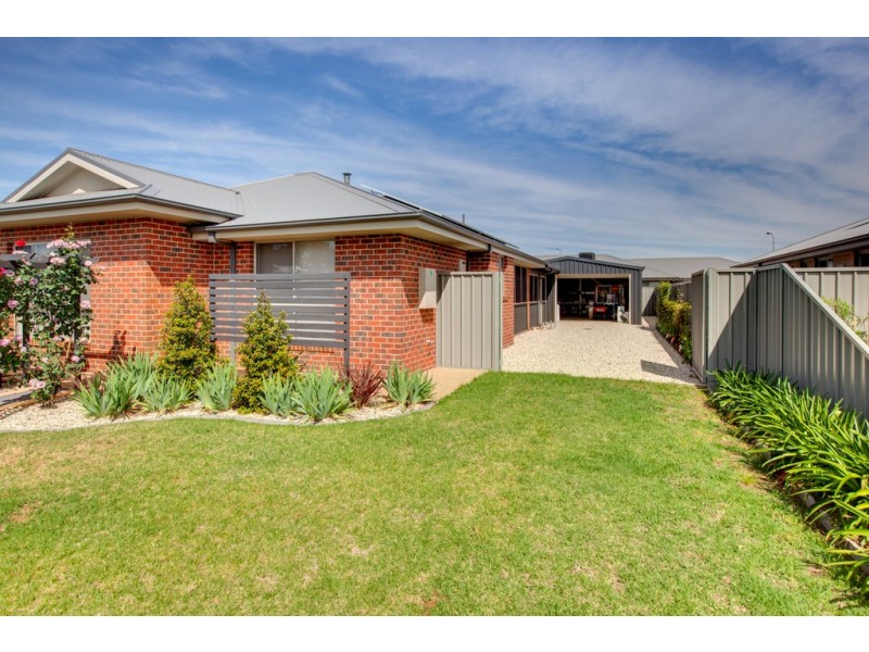 14 Gilson Place, Howlong NSW 2643