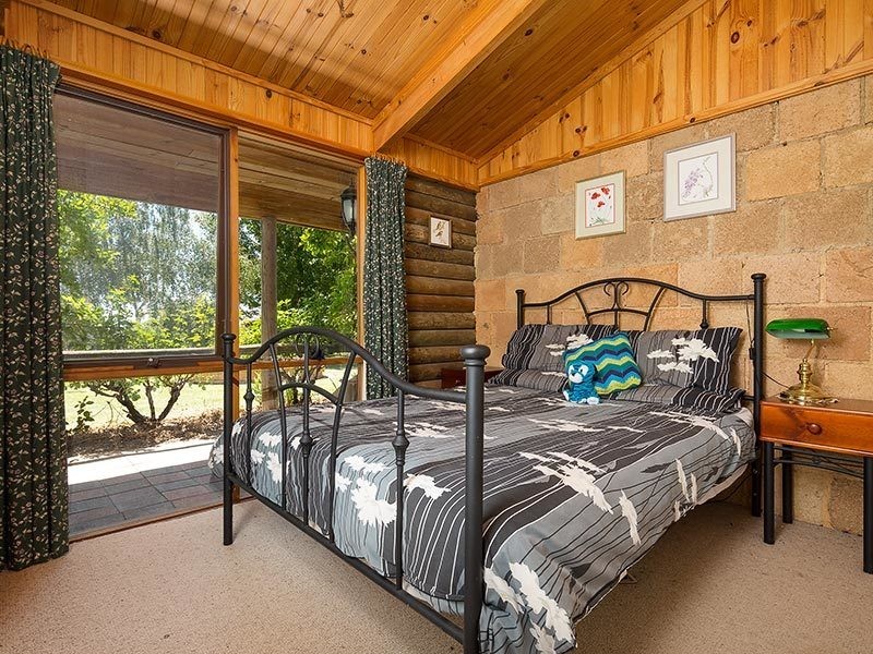 953 Lake Road, Bethanga VIC 3691