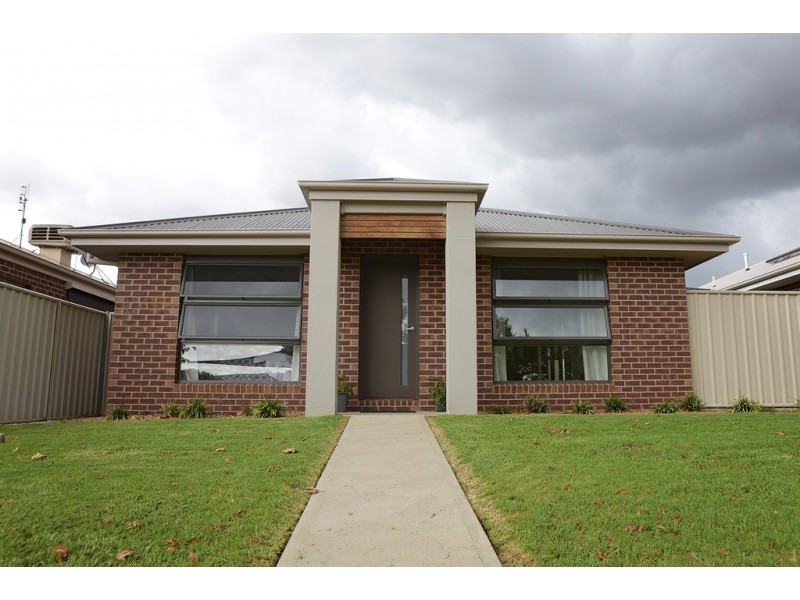 16 Oakmont Circuit, Wodonga VIC 3690
