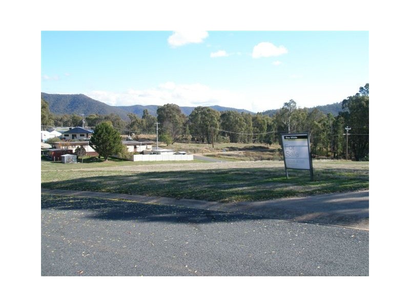 17 Tokes Crescent, Dartmouth VIC 3701