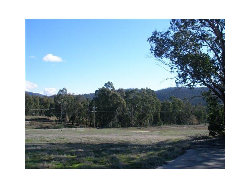 17 Tokes Crescent, Dartmouth VIC 3701