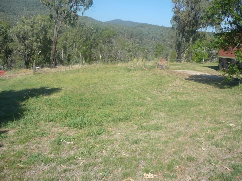 8 Jitema Street, Dartmouth VIC 3701