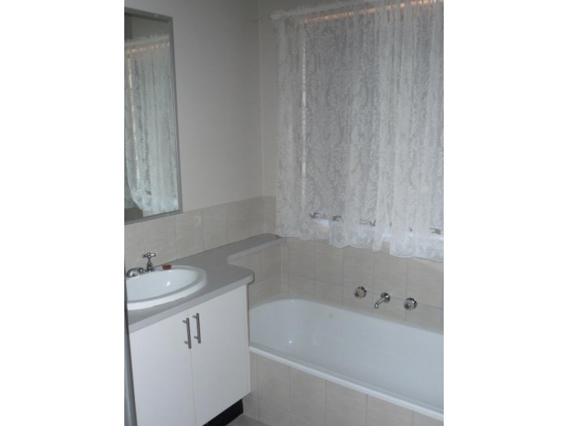 2/11 McMahon Place, Wodonga VIC 3690