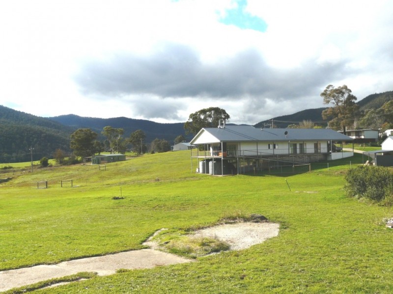 12 Cross Avenue, Dartmouth VIC 3701