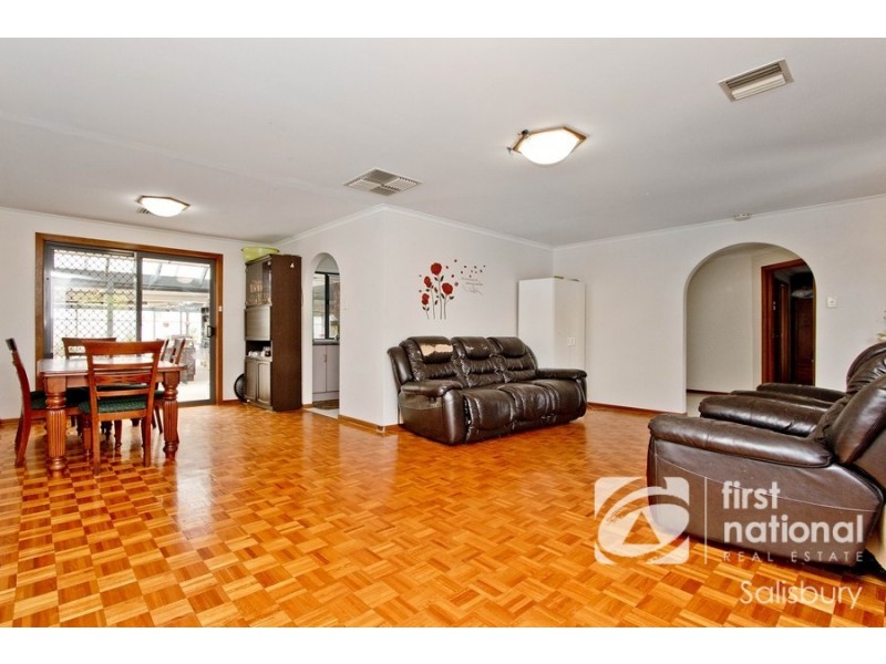 32 Hilditch Drive, Green Fields SA 5107