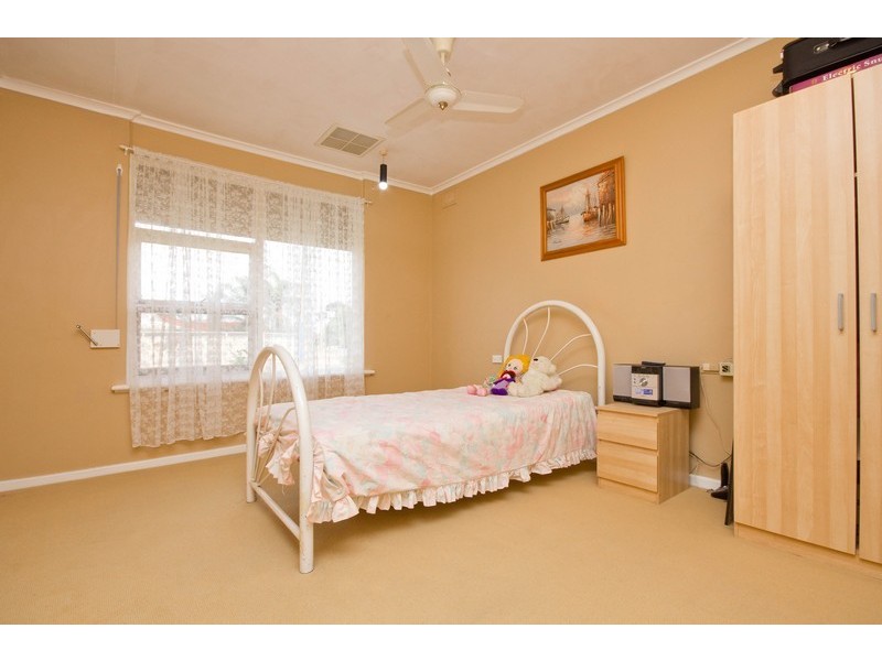 2 Dawn Avenue, Brahma Lodge SA 5109