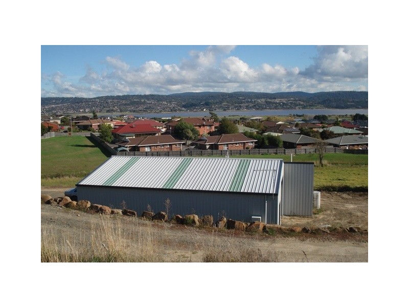 33 Roberts Crescent, Newnham TAS 7248