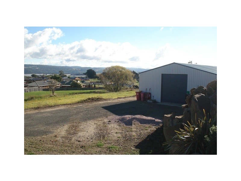 33 Roberts Crescent, Newnham TAS 7248