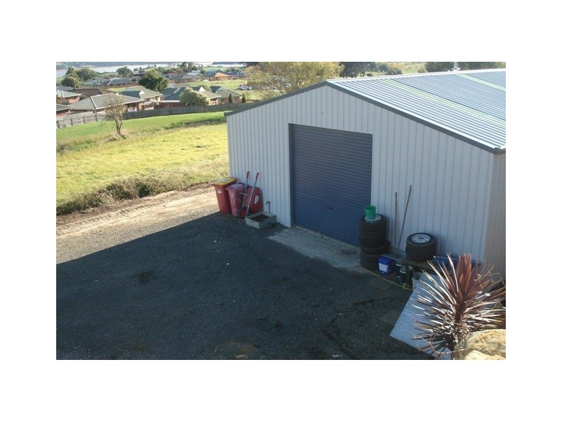 33 Roberts Crescent, Newnham TAS 7248