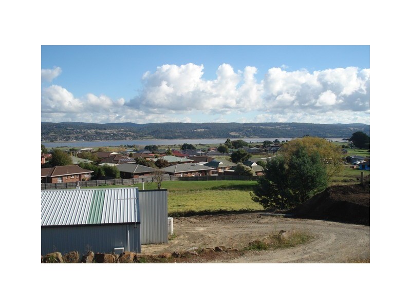33 Roberts Crescent, Newnham TAS 7248