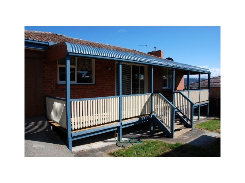 7 Cedar, Newnham TAS 7248